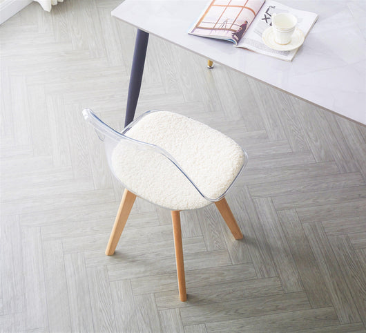 Set di 4 sedie trasparenti con gambe in legno e riccioli bianchi