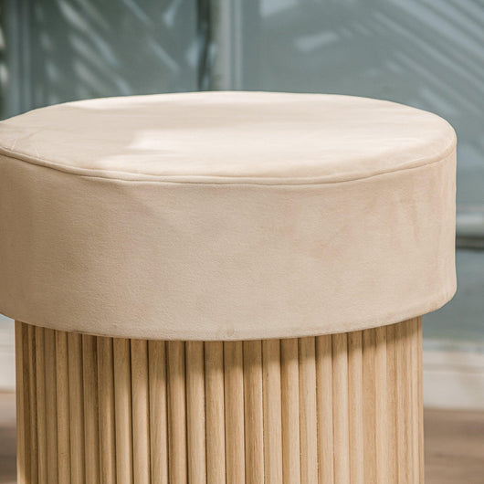 Pouf in velluto beige con base in legno