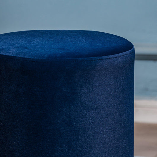 Pouf in velluto blu con base in legno